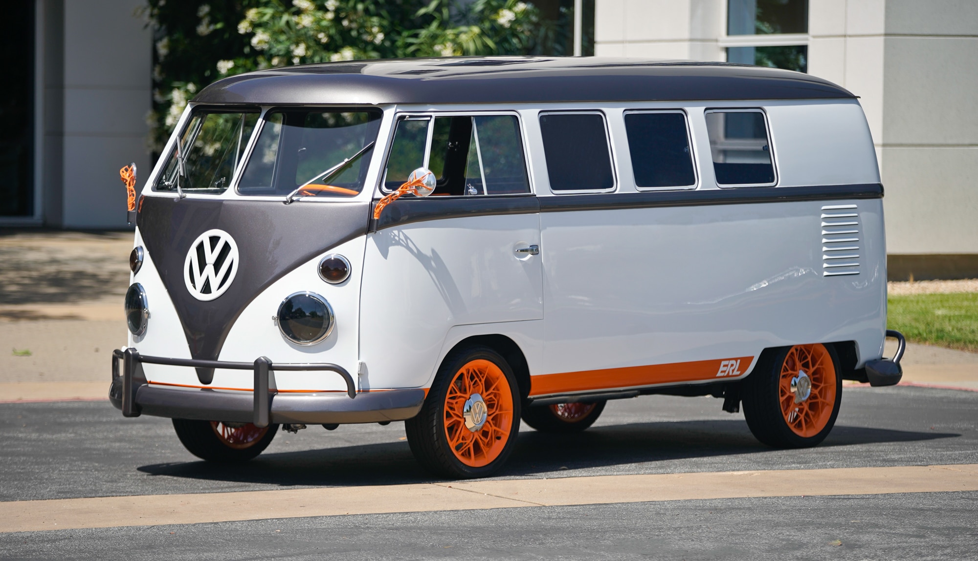 Volkswagen Type 20 le Combi est de retour... vers le futur ! Be happy. Be Combi